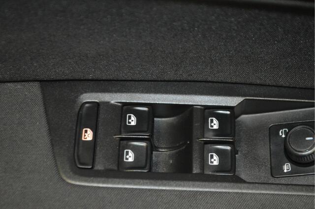 Volkswagen TOURAN 1.6 TDI SCR Comfortline Business , A UITRIJ CAM , CLIMATR , CR CONTR , NAVI , PDC V+A ,