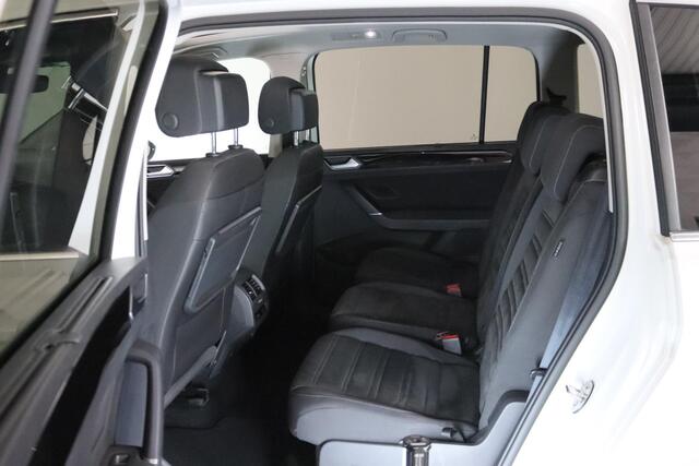 Volkswagen TOURAN 1.5 TSI Highline Business R-line, 7-Persoons, trekhaak, Panoramadak, Navigatie, Led, ACC, Automaat,