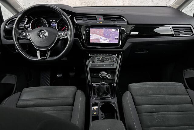 Volkswagen TOURAN 1.2 TSI Highline Business R 7p | Trekhaak | Stoelverwarming | Panoramadak | Parkeersensoren