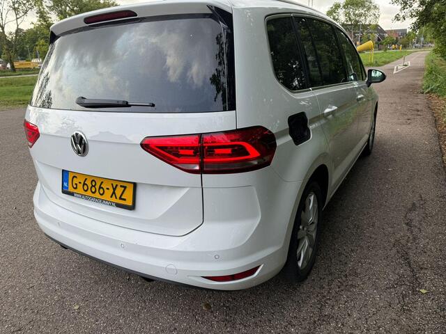 Volkswagen TOURAN 1.5 TSI Highline 7-Persoons, Panoramadak, Grote navigatie!