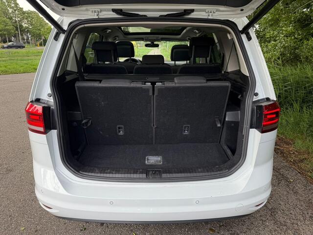 Volkswagen TOURAN 1.5 TSI Highline 7-Persoons, Panoramadak, Grote navigatie!