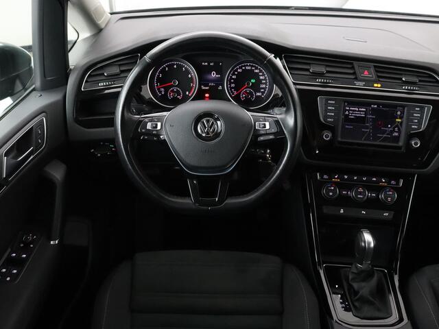Volkswagen TOURAN 1.4 TSI R Line 7-persoons | Automaat | Stoelverwarming | Trekhaak | Camera | Massage | Adaptief LED | Parkeerhulp | Adaptive cruise