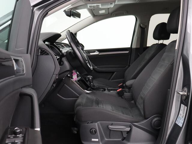 Volkswagen TOURAN 1.4 TSI R Line 7-persoons | Automaat | Stoelverwarming | Trekhaak | Camera | Massage | Adaptief LED | Parkeerhulp | Adaptive cruise