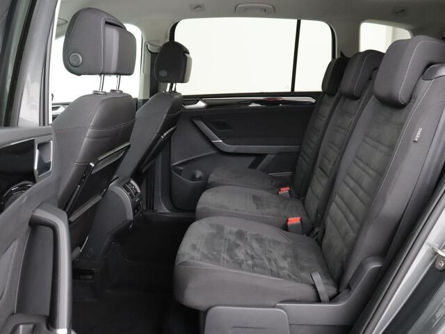 Volkswagen TOURAN 1.4 TSI R Line 7-persoons | Automaat | Stoelverwarming | Trekhaak | Camera | Massage | Adaptief LED | Parkeerhulp | Adaptive cruise