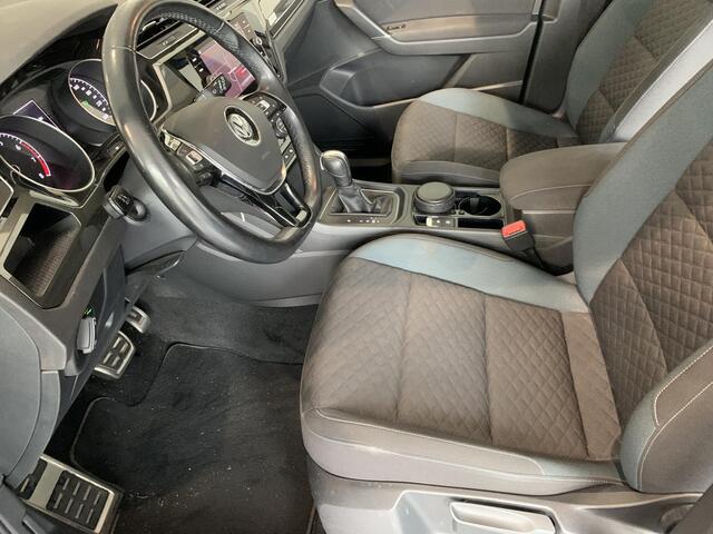 Volkswagen TOURAN 1.5 TSI Highline Business R 7p AUTOMAAT | NAVIGATIE | ACHTERUITRIJCAMERA | PARKEERSENSOREN VOOR-EN ACHTER | 7-ZITS