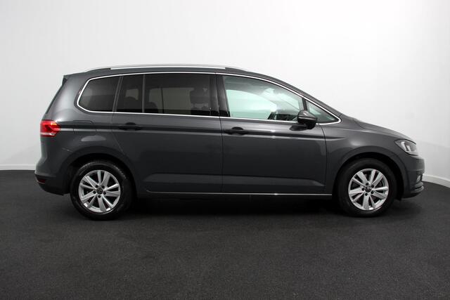 Volkswagen TOURAN 1.5 TSI DSG Highline 7p | Navigatie | Apple Carplay/Android Auto | Parkeersensoren | Adaptive Cruise Control | Stoel-en stuurverwarming | Elektrische achterklep | Getinte ramen | Climatronic