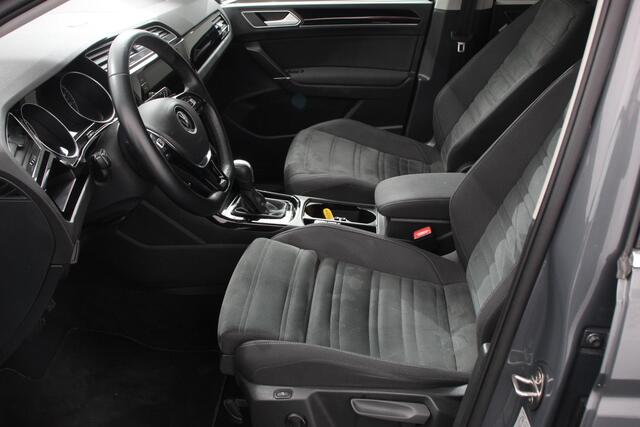 Volkswagen TOURAN 1.5 TSI DSG Highline 7p | Navigatie | Apple Carplay/Android Auto | Parkeersensoren | Adaptive Cruise Control | Stoel-en stuurverwarming | Elektrische achterklep | Getinte ramen | Climatronic