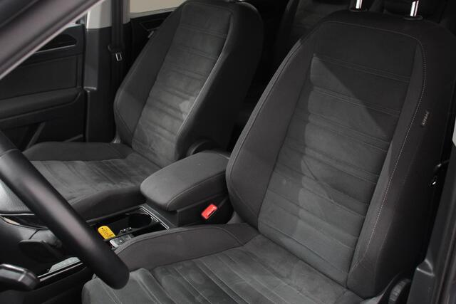 Volkswagen TOURAN 1.5 TSI DSG Highline 7p | Navigatie | Apple Carplay/Android Auto | Parkeersensoren | Adaptive Cruise Control | Stoel-en stuurverwarming | Elektrische achterklep | Getinte ramen | Climatronic