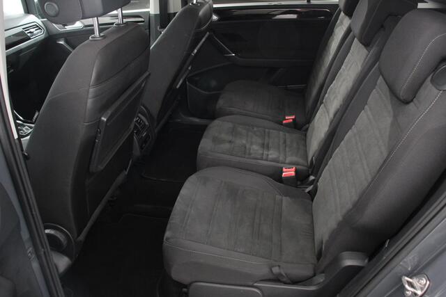 Volkswagen TOURAN 1.5 TSI DSG Highline 7p | Navigatie | Apple Carplay/Android Auto | Parkeersensoren | Adaptive Cruise Control | Stoel-en stuurverwarming | Elektrische achterklep | Getinte ramen | Climatronic