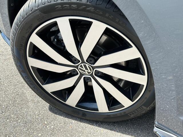 Volkswagen TOURAN 1.5 TSI 150pk DSG R-line Highline | Led | Trekhaak | Dode hoek | Camera | Keyless | Rijklaar incl. garantie