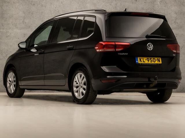 Volkswagen TOURAN 1.2 TSI Sportline 7 Persoons (NAVIGATIE, CLIMATE, STOELVERWARMING, GETINT GLAS, TREKHAAK, SPORTSTOELEN, LM VELGEN, LED KOPLAMPEN, NIEUWE APK, NIEUWSTAAT)