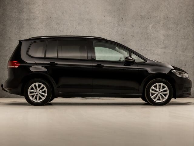 Volkswagen TOURAN 1.2 TSI Sportline 7 Persoons (NAVIGATIE, CLIMATE, STOELVERWARMING, GETINT GLAS, TREKHAAK, SPORTSTOELEN, LM VELGEN, LED KOPLAMPEN, NIEUWE APK, NIEUWSTAAT)