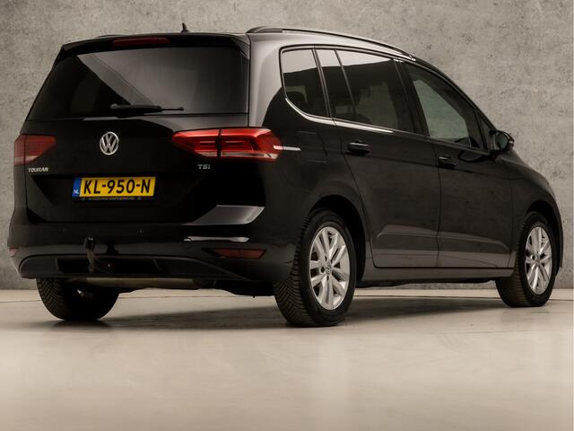 Volkswagen TOURAN 1.2 TSI Sportline 7 Persoons (NAVIGATIE, CLIMATE, STOELVERWARMING, GETINT GLAS, TREKHAAK, SPORTSTOELEN, LM VELGEN, LED KOPLAMPEN, NIEUWE APK, NIEUWSTAAT)