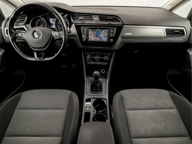 Volkswagen TOURAN 1.2 TSI Sportline 7 Persoons (NAVIGATIE, CLIMATE, STOELVERWARMING, GETINT GLAS, TREKHAAK, SPORTSTOELEN, LM VELGEN, LED KOPLAMPEN, NIEUWE APK, NIEUWSTAAT)