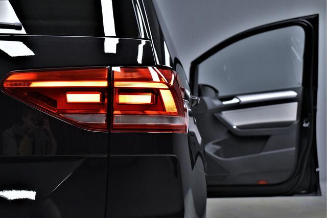 Volkswagen TOURAN 1.5 TSI 150pk Automaat Comfortline Business 7-Pers 1e Eig. Dealer OH Pano/Camera/Keyless/Virtual/Navi/Led/Pdc
