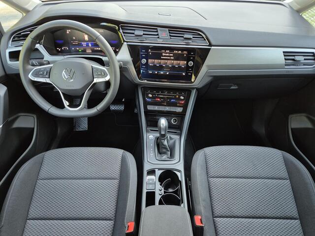Volkswagen TOURAN 1.5 TSI Comfort Business 7 Persoons! Automaat / Keyless Entry / Adaptieve Cruise Control / Apple Carplay & Android Auto / Stoelverwarming / Achteruitrijcamera / Elektrische Achterklep / Climate control / Lichtmetalen Velgen / Parkeersensoren Voor + Achter