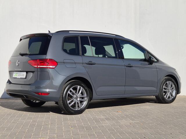 Volkswagen TOURAN 1.5 TSI Comfort Business 7 Persoons! Automaat / Keyless Entry / Adaptieve Cruise Control / Apple Carplay & Android Auto / Stoelverwarming / Achteruitrijcamera / Elektrische Achterklep / Climate control / Lichtmetalen Velgen / Parkeersensoren Voor + Achter