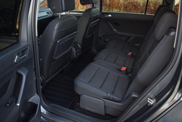 Volkswagen TOURAN 1.5 TSI 150pk DSG R-line 7-Persoons | Trekhaak | Camera | LED | 18"