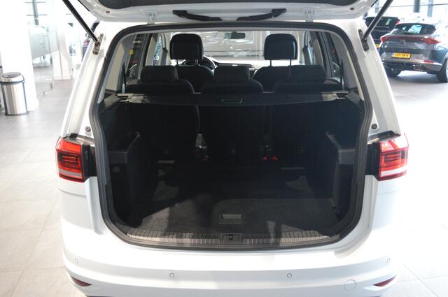 Volkswagen TOURAN 1.5 TSI Highline navi clima cruise led pdc trekhaak 150 pk !!