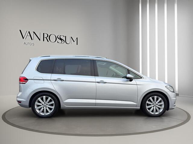 Volkswagen TOURAN 1.4 TSI Highline 7p | Panoramadak | Camera | Wegklaptrekhaak | Comfortstoelen en Verwarmd | Ketting vernieuwd !