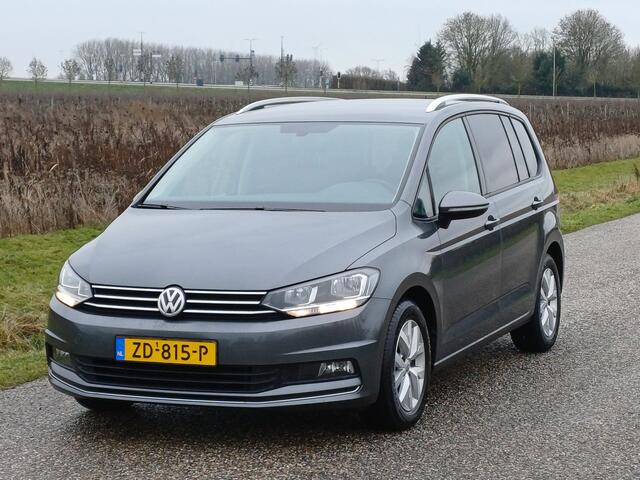 Volkswagen TOURAN Highline / 7 Persoons / Trekhaak/ Camera / Carplay