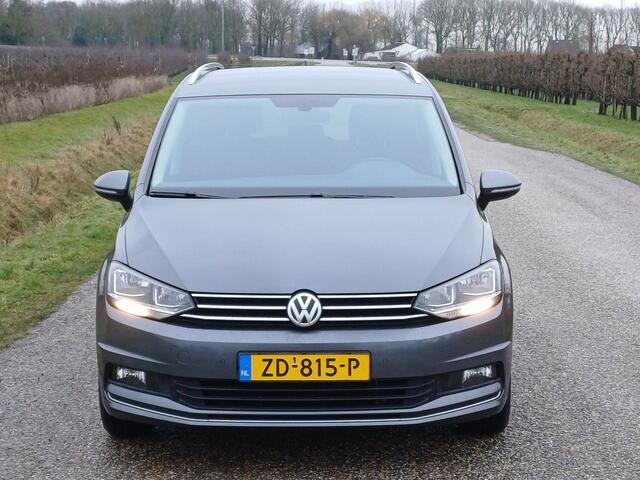 Volkswagen TOURAN Highline / 7 Persoons / Trekhaak/ Camera / Carplay