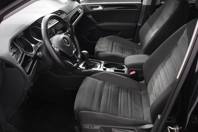 Volkswagen TOURAN 1.5 TSI DSG Highline 7p | Navigatie | Apple Carplay/Android Auto | Parkeersensoren | Adaptive Cruise Control | Stoel-en stuurverwarming | Elektrische achterklep | Getinte ramen | Climatronic