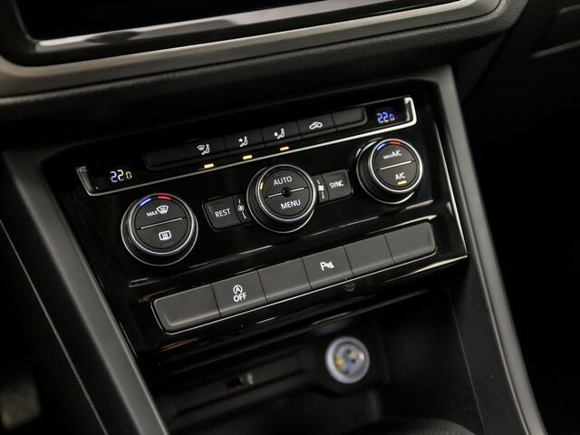 Volkswagen TOURAN 1.5 TSI Comfortline 7 Persoons 150Pk Automaat (APPLE CARPLAY, GROOT NAVI, CAMERA, TREKHAAK, ADAPTIVE CRUISE, SPORTSTOELEN, GETINT GLAS, PARKEERSENSOREN, NIEUWSTAAT)