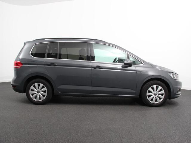 Volkswagen TOURAN 1.5 TSI 150pk DSG Comfortline Plus 7p | Navigatie | Apple Carplay/Android Auto | Wegklapbare trekhaak | Parkeersensoren | Adaptive Cruise Control | Stoelverwarming | Getinte ramen | Climate Control