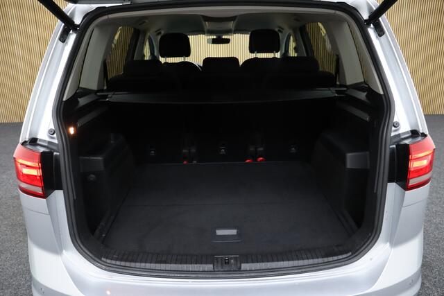 Volkswagen TOURAN 1.2 TSI Highline Business | Adaptive-cruise | Parkeer-assistent | Camera | Clima | Stoelverwarming V+A | Elek. Achterklep | Navigatie | All-season Banden