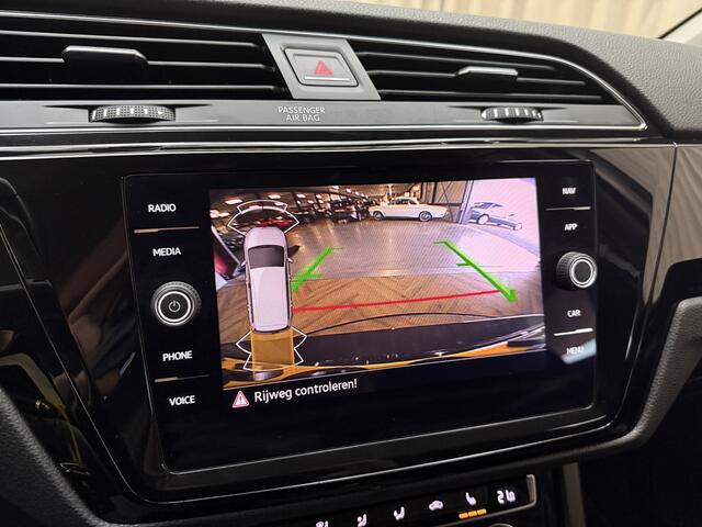 Volkswagen TOURAN 1.5 TSI Comfortline Business 7p Uitklapbare Trekhaak / Camera / LED / Adapt. Cruise / Stoelverwarming / Navigatie / PDC V&A / 17'' LMV