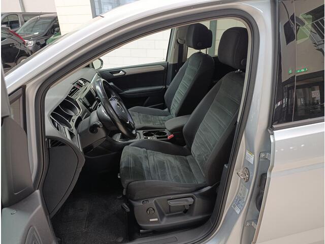 Volkswagen TOURAN 1.4 TSI Connected Series Pdc | Lmv | Panoramadak | Trekhaak | Keyless