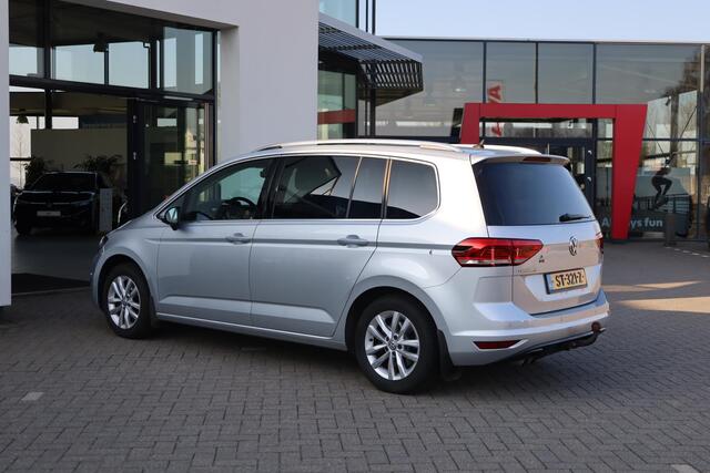 Volkswagen TOURAN 1.8 TSI Highline 180PK / 132kW DSG, Nieuw door ons geleverd en onderhouden, 2-zone climatronic, lichtmetalen velgen, parkeersensoren voor en achter (pdc), adaptieve cruise control (acc), elektrisch verstel-, verwarm- en inklapbare buitenspiegels (spiegel 