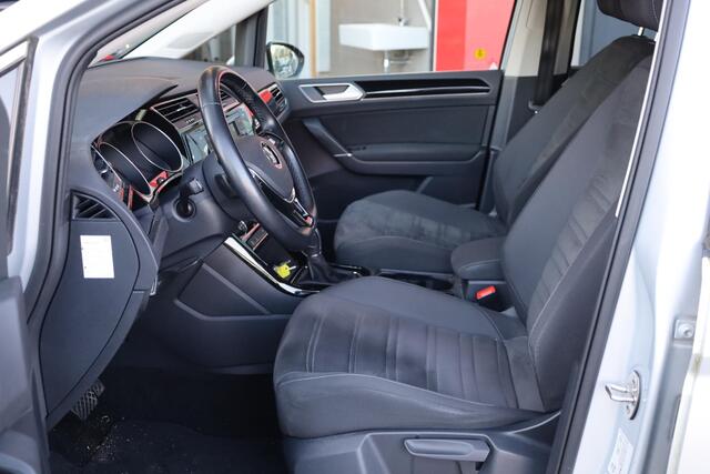 Volkswagen TOURAN 1.8 TSI Highline 180PK / 132kW DSG, Nieuw door ons geleverd en onderhouden, 2-zone climatronic, lichtmetalen velgen, parkeersensoren voor en achter (pdc), adaptieve cruise control (acc), elektrisch verstel-, verwarm- en inklapbare buitenspiegels (spiegel 