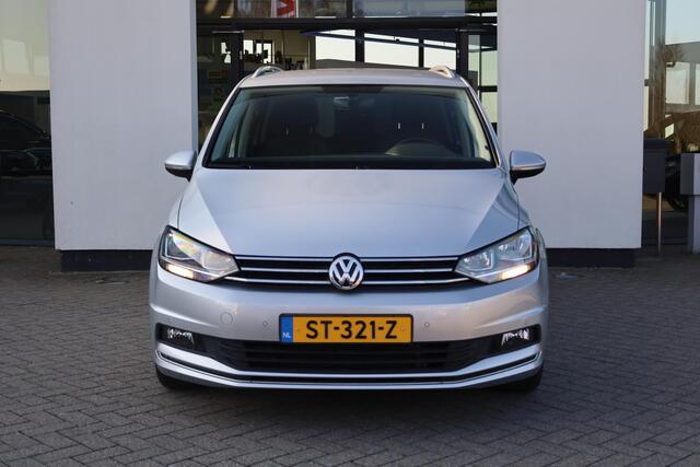 Volkswagen TOURAN 1.8 TSI Highline 180PK / 132kW DSG, Nieuw door ons geleverd en onderhouden, 2-zone climatronic, lichtmetalen velgen, parkeersensoren voor en achter (pdc), adaptieve cruise control (acc), elektrisch verstel-, verwarm- en inklapbare buitenspiegels (spiegel 