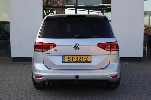 Volkswagen TOURAN 1.8 TSI Highline 180PK / 132kW DSG, Nieuw door ons geleverd en onderhouden, 2-zone climatronic, lichtmetalen velgen, parkeersensoren voor en achter (pdc), adaptieve cruise control (acc), elektrisch verstel-, verwarm- en inklapbare buitenspiegels (spiegel 