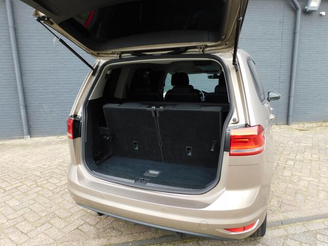 Volkswagen TOURAN 1.0 TSI Highline Business R 7 PERSOONS! TOPSTAAT! NAVI! CRUISE! LM VELGEN!