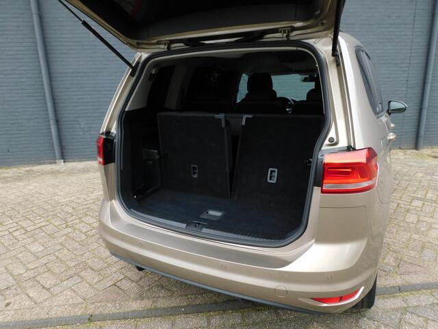 Volkswagen TOURAN 1.0 TSI Highline Business R 7 PERSOONS! TOPSTAAT! NAVI! CRUISE! LM VELGEN!