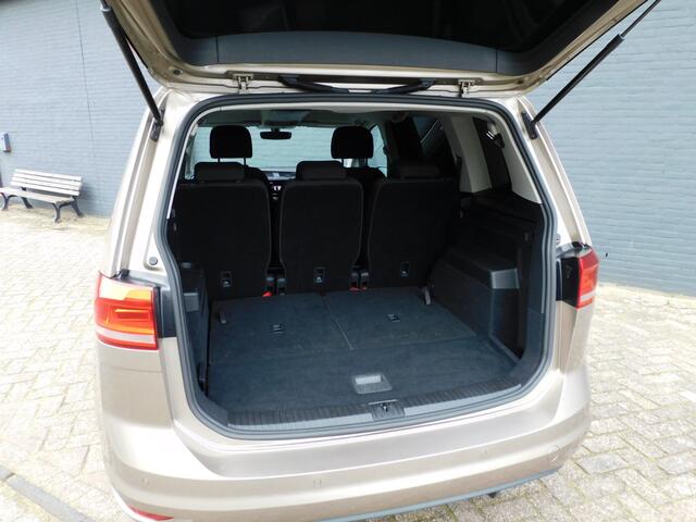 Volkswagen TOURAN 1.0 TSI Highline Business R 7 PERSOONS! TOPSTAAT! NAVI! CRUISE! LM VELGEN!