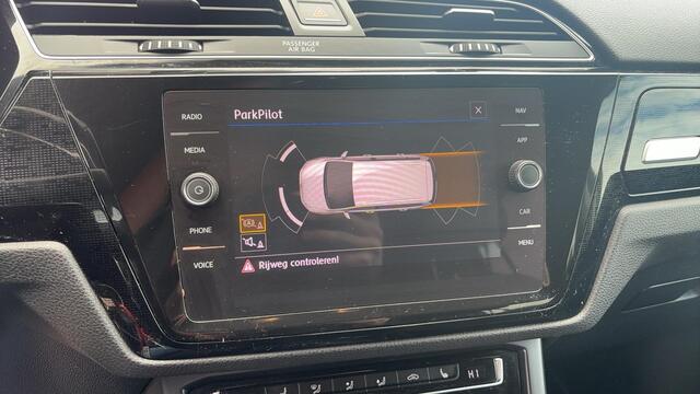 Volkswagen TOURAN 1.4 TSI Highline Business R 7p AUTOMAAT / FULL LED / TREKHAAK / CARPLAY / STOELVERW / NAVI / CLIMA / PDC / BLUETOOTH / ACC