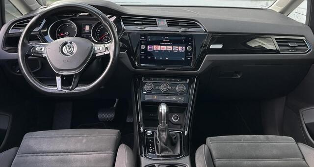 Volkswagen TOURAN 1.4 TSI Highline Business R 7p 150PK | BOMVOL | AUTOMAAT | R-Line | 7 Persoons | NL AUTO | PANO | Trekhaak | Achteruitrijcamera | Elektrische Achterklep | Dodehoek Detectie | Argo | Stoelverwarming | Carplay | Navigatie | DAB+ |