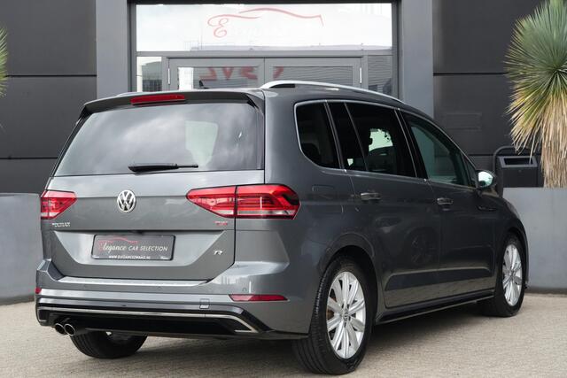 Volkswagen TOURAN 1.8 TSI Highline Business R 7p | 180pk | Pano | ACC | Camera | Volkswagen Touran 1.8 TSI Highline Business R 7P met 1.8 viercilinder benzinemotor en 7-traps DSG automaat, goed voor 179 PK. Zeer compleet uitgevoerd met panoramadak, achteruitrijcamera, ada