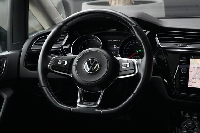 Volkswagen TOURAN 1.8 TSI Highline Business R 7p | 180pk | Pano | ACC | Camera | Volkswagen Touran 1.8 TSI Highline Business R 7P met 1.8 viercilinder benzinemotor en 7-traps DSG automaat, goed voor 179 PK. Zeer compleet uitgevoerd met panoramadak, achteruitrijcamera, ada