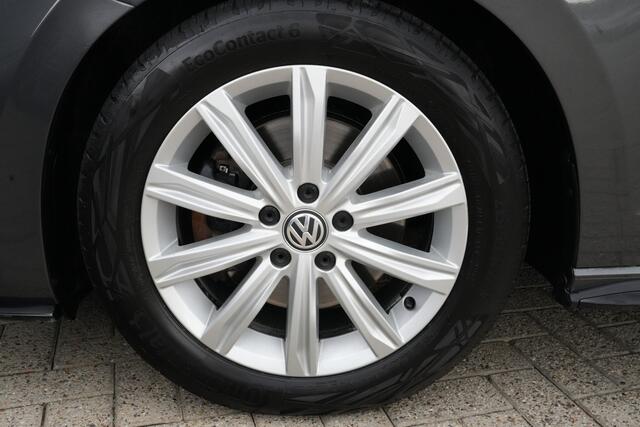 Volkswagen TOURAN 1.8 TSI Highline Business R 7p | 180pk | Pano | ACC | Camera | Volkswagen Touran 1.8 TSI Highline Business R 7P met 1.8 viercilinder benzinemotor en 7-traps DSG automaat, goed voor 179 PK. Zeer compleet uitgevoerd met panoramadak, achteruitrijcamera, ada