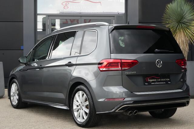 Volkswagen TOURAN 1.8 TSI Highline Business R 7p | 180pk | Pano | ACC | Camera | Volkswagen Touran 1.8 TSI Highline Business R 7P met 1.8 viercilinder benzinemotor en 7-traps DSG automaat, goed voor 179 PK. Zeer compleet uitgevoerd met panoramadak, achteruitrijcamera, ada