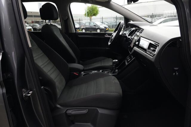 Volkswagen TOURAN 1.8 TSI Highline Business R 7p | 180pk | Pano | ACC | Camera | Volkswagen Touran 1.8 TSI Highline Business R 7P met 1.8 viercilinder benzinemotor en 7-traps DSG automaat, goed voor 179 PK. Zeer compleet uitgevoerd met panoramadak, achteruitrijcamera, ada