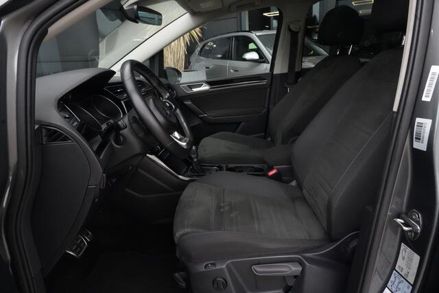 Volkswagen TOURAN 1.8 TSI Highline Business R 7p | 180pk | Pano | ACC | Camera | Volkswagen Touran 1.8 TSI Highline Business R 7P met 1.8 viercilinder benzinemotor en 7-traps DSG automaat, goed voor 179 PK. Zeer compleet uitgevoerd met panoramadak, achteruitrijcamera, ada