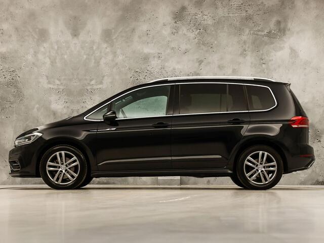 Volkswagen TOURAN 1.5 TSI R-Line Sport 7 Persoons 150Pk Automaat (2X R-LINE, PANORAMADAK, LEDER, APPLE CARPLAY, KEYLESS, SPORTSTOELEN, STOELVERWARMING, GETINT GLAS, NIEUWSTAAT)