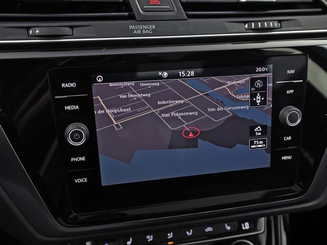 Volkswagen TOURAN 1.5 TSI R-Line Sport 7 Persoons 150Pk Automaat (2X R-LINE, PANORAMADAK, LEDER, APPLE CARPLAY, KEYLESS, SPORTSTOELEN, STOELVERWARMING, GETINT GLAS, NIEUWSTAAT)