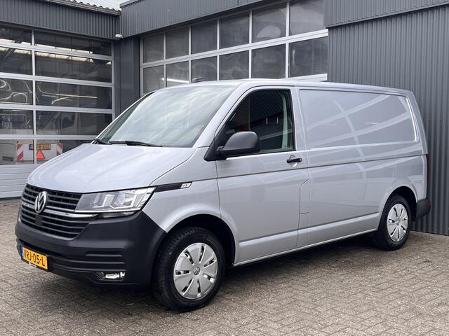 Volkswagen TRANSPORTER 2.0 TDI L1H1 Airco Cruise controle Kastinrichting Navigatie Apple carplay Parkeerhulp achter Euro 6 Dealer onderhouden!! Bestel 2-Persoons